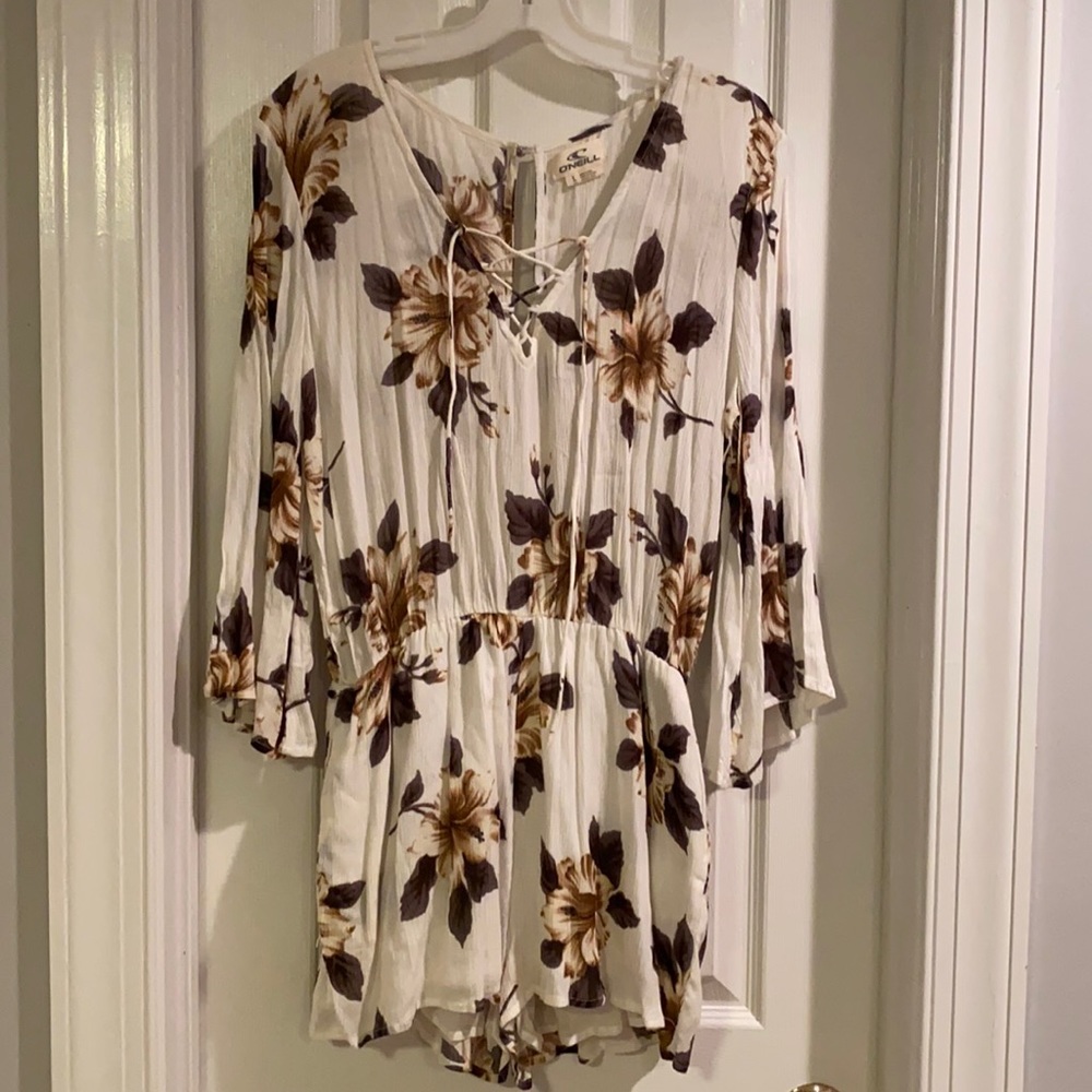 Cute O’Neill romper with pockets. Worn once, great condition.